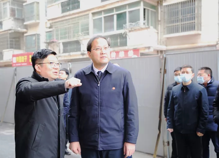 南昌縣委書記、小藍(lán)經(jīng)開區(qū)管委會(huì)主任陳翔走訪慰問南外環(huán)高速項(xiàng)目