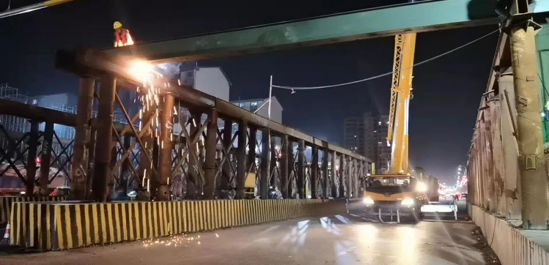 黨委書記、董事長(zhǎng)涂建平現(xiàn)場(chǎng)調(diào)度南外環(huán)高速項(xiàng)目工程